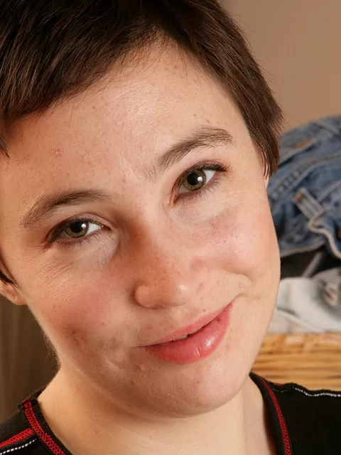Donna con i capelli corti e la peluria del pube