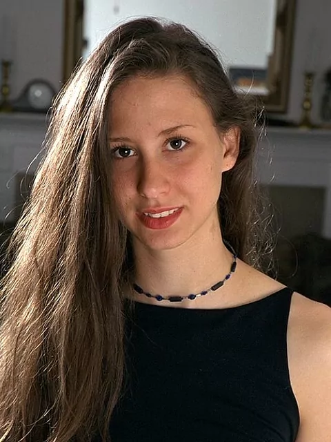 Ragazza sorridente nuda in calzini