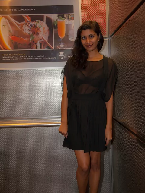 Una bella donna indiana dal seno prosperoso si spoglia nel corridoio di un hotel