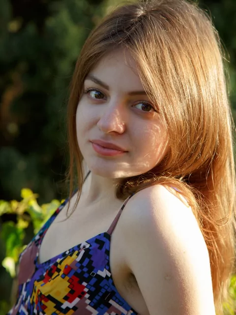 Niente biancheria intima sotto il vestito estivo di una giovane bellezza