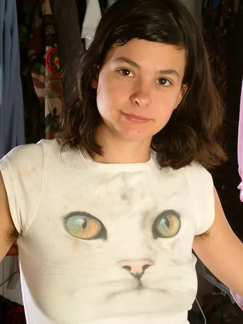 Giovane ragazza che prova i vestiti