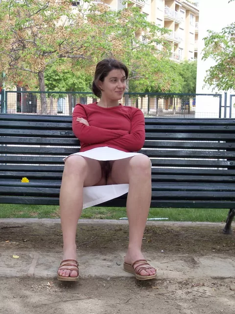 C'Γ¨ una patacca non rasata sotto la gonna di una figone