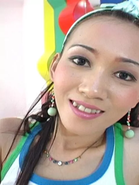 Una comune troia thailandese scopa un turista